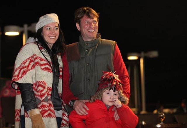 Çilingiroğlu'nun- - Tanyolaç'tan boşandıktan - sonra kızı Zehra'nın annesi - Hülya Avşar'la yeniden - yakınlaştığı, hatta ikilinin - yeniden evlenebilecekleri - konuşulmuştu.