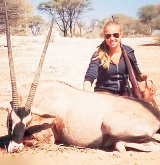 Despiegelaere'nin'in fotoğraflarda elinde tüfekle ölü bir antilobun başında verdiği poz, hayvan hakları savunucularının tepkisini çekti.