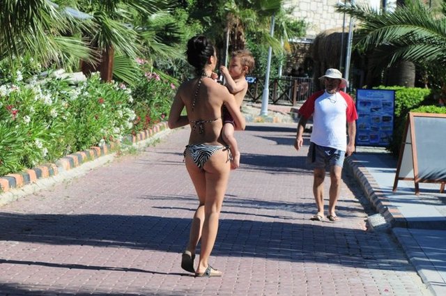 Kızları Maya ve Toprak'la mantı keyfi yapan güzel oyuncu, gazetecilerin sorularını yanıtsız bıraktı.