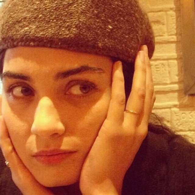 Büyüküstün, önceki senelerde eşi Onur Saylak'ı yanından ayırmadığı bilinirken yalnız tatil yapması ortaya atılan iddiaları güçlendirdi...