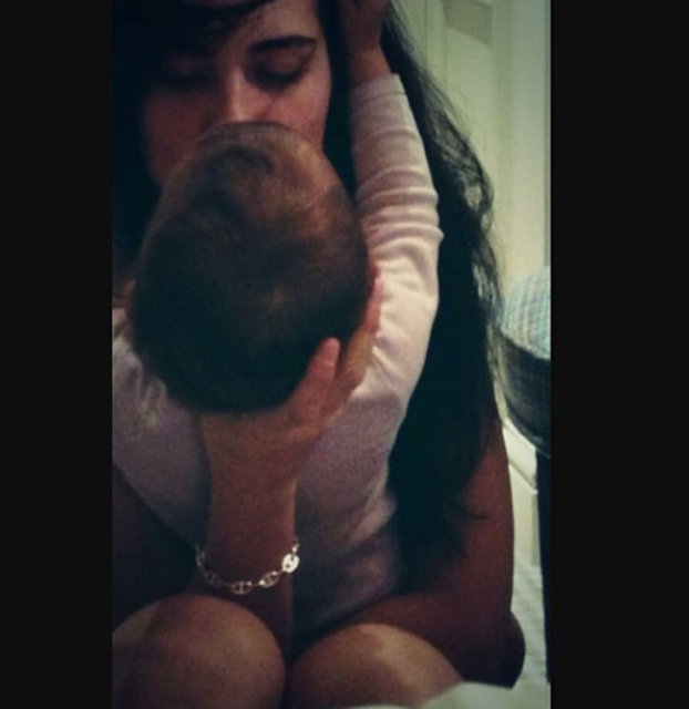 Büyüküstün iddialar öncesinde arasının açık olduğu eşi Onur Saylak olmadan ikizleri Maya ve Toprak'ı yanına alarak annesinin Bodrum'daki yazlığının yolunu tutmuştu...