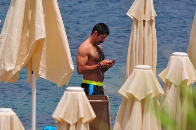 Önceki gün tatil için tek başına Bodrum'a gelen Özçivit, Yalıkavak'taki High Light Otel'deki Bej Beach'te denize girdi.