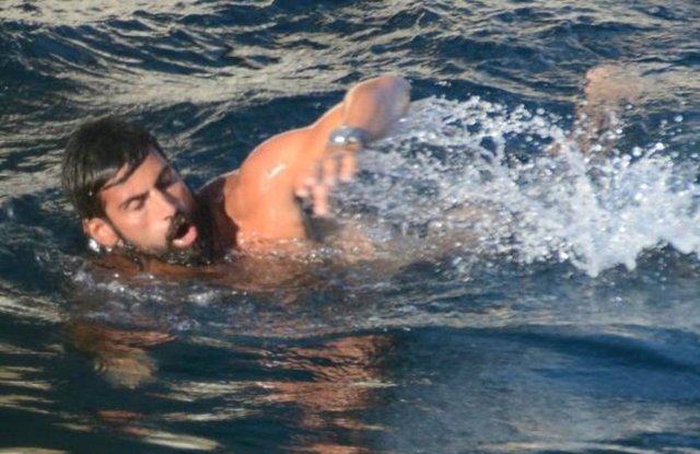 Ancak mavi sulardaki çabaları sonuç vermedi, Demirel tek bir balık vuramadı.