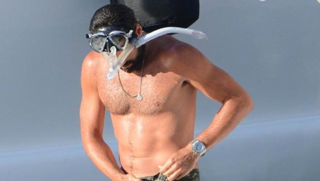 Fenerbahçe ve Milli Takım kalecisi Volkan Demirel, Bodrum tatilinde zıpkınla balık avına çıktı. Ancak tek bir isabetli atış yapamayıp avdan eli boş döndü.