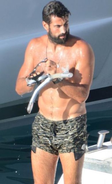 Zıpkından eli boş dönen Demirel, tekneye döndükten sonra şansını bir de oltayla denemeye karar verdi.