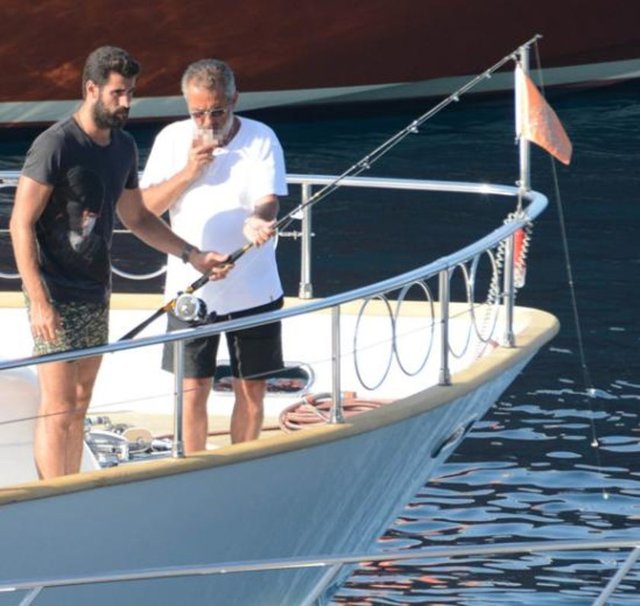 Çok geçmeden ünlü kaleci şnorkel ve gözlüğünü takıp, eline de zıpkınını alarak sulara daldı.  -