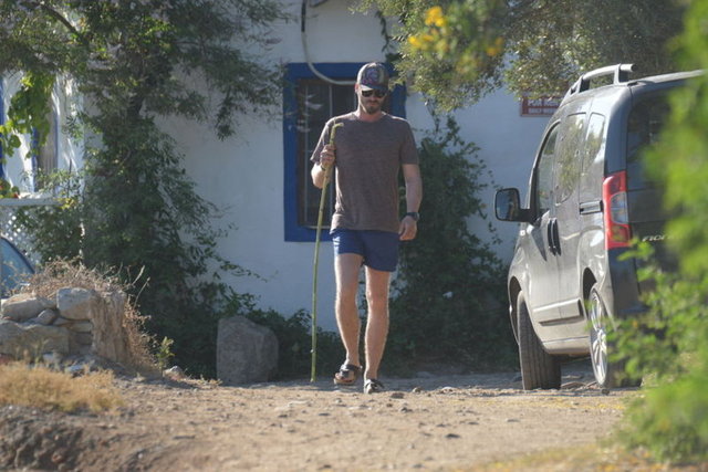 UÇAKTAN İNİP HASTANEYE GİTTİLERÇİFT geçen cumartesi gecesi İstanbul'a döndü. Ancak dönüş sırasında Dizer'in rahatsızlanması, sevgililerin romantik tatilini deyim yerindeyse zehir etti.