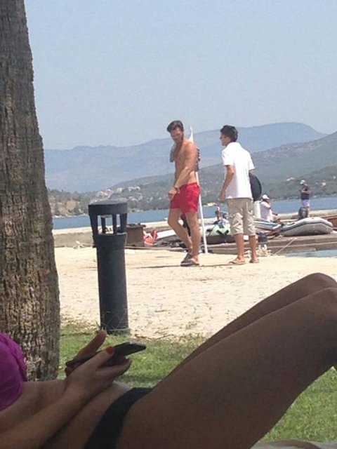 Yakışıklı oyuncu denize girdiği sırada hayranları tarafından görüntülendi.