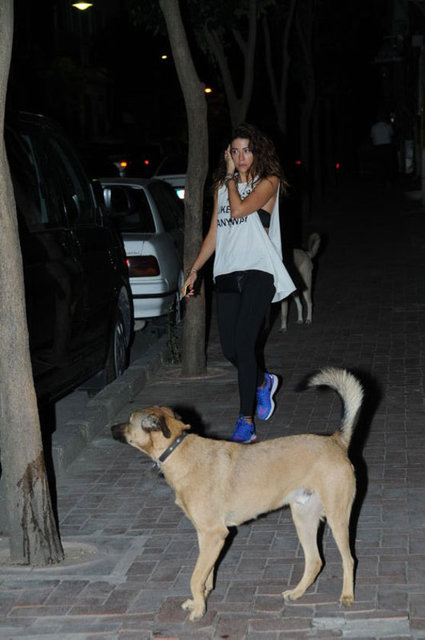 Serum tedavisi gören ve birkaç gün dinlenen Başak Dizer, önceki gün tek başına Bebek'te yürüyüşe çıktı.