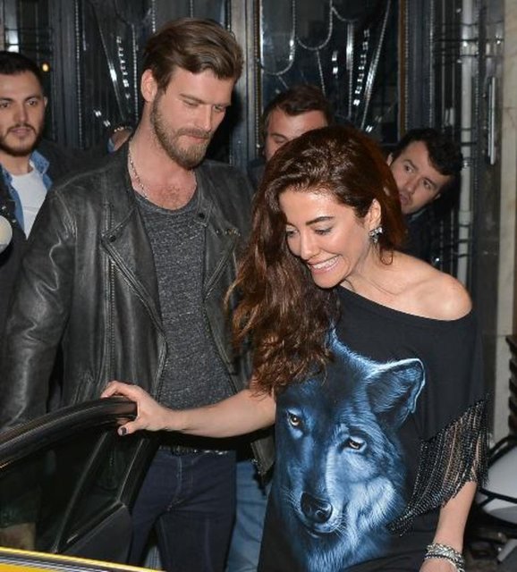 ÜÇ HAFTA ABD'DE KALDILARAŞK tatili tatsız bitti. Sekiz aydır birliktelik yaşayan Kıvanç Tatlıtuğ ile stil danışmanı sevgilisi Başak Dizer, yoğun geçen sezonun ardından baş başa Amerika tatiline çıkmıştı.