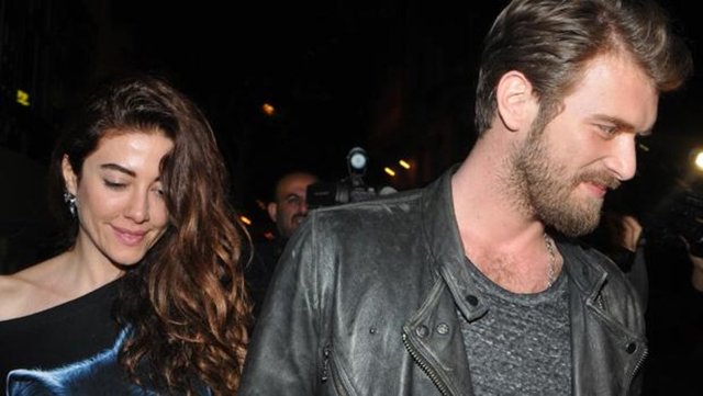 Uçakta fenalaşan Dizer, Tatlıtuğ tarafından İstanbul'a iner inmez hastaneye kaldırıldı. Dizer'in uzun süre havada kalma stresi ve jetlag yüzünden rahatsızlandığı öğrenildi.