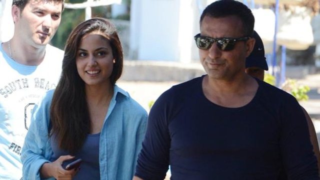 Rafet El Roman kendinden 21 yaş küçük olan Ceren Kaplakarslan ile 2 yıl önce Amerika'da nişanlanmıştı.  -