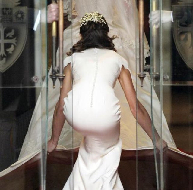 Ablası Cambridge Düşesi Kate Middleton'ın 3 yıl önceki düğününde şekilli kalçası sayesinde tüm ilgiyi üzerine toplayan Pippa Middleton'ın o gün "destekli" bir külot giydiği ve kalçalarının aslında "O kadar da ilgi çekici olmadığı" iddia edilmişti.