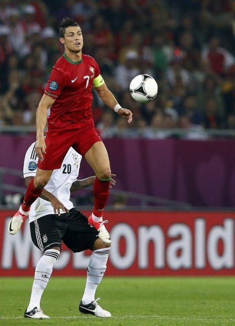 Genelde maçlarda haç çıkarır, kıyafetlerinin altında haç takar. Ancak başkalarının dini duygularına karışmaz ve saygı duyar.