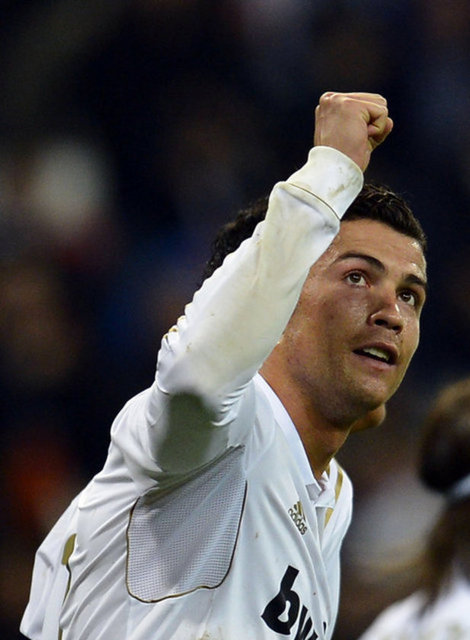 Serbest vuruşlarda topa vurmadan önce hep geriye doğru 5 adım atar. Bacaklarını iki yana açıp nefes verir.