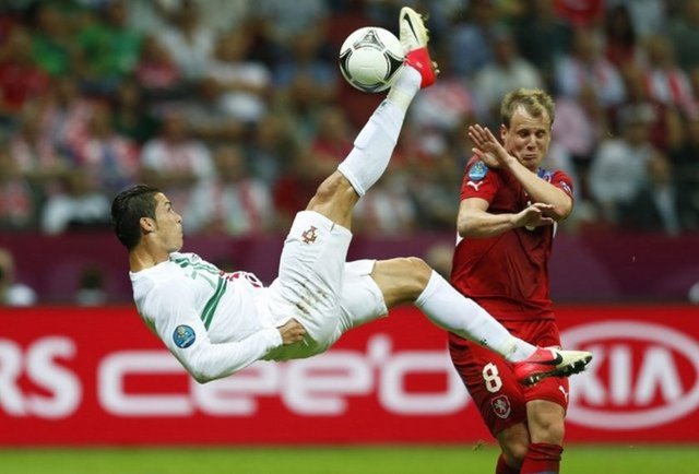 C.Ronaldonun bir çok kişiye yardım ettiği bilinmektedir. Örneğin Endonezya'da meydana gelen depremde bu ülkeyi ziyaret etmiş özellikle Açeh bölgesine yardımda bulunmuştur. Hatta bir çocuğa yaptığı yardımlar günlerce konuşulmuştur.