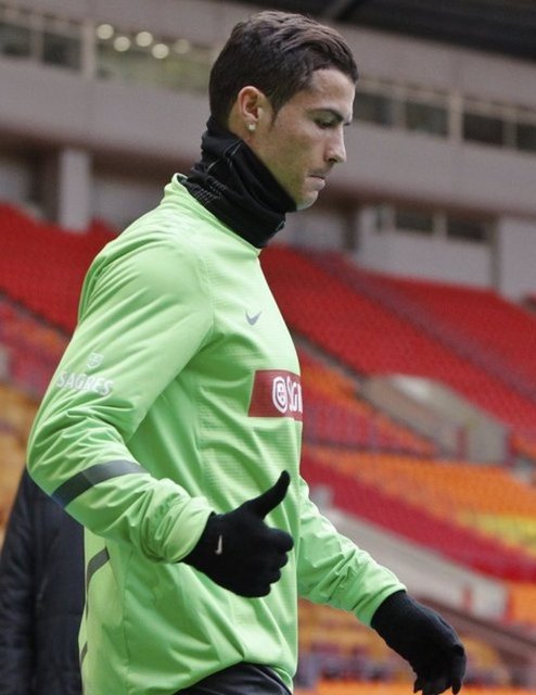 Fakir bir aileden gelmiştir ve babası o 20 yaşındayken ölmüştü.