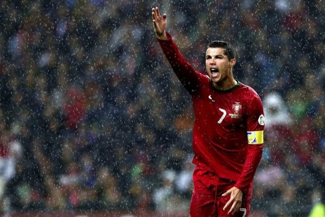Evet C.Ronaldo ailesini çok sever, bu yüzden tatillerde genellikle ailesinin yanına gider ve onlarla vakit geçirir. Ayrıca sadece ailesine değil eski memleketindeki arkadaşlarıyla da sürekli görüşür.
