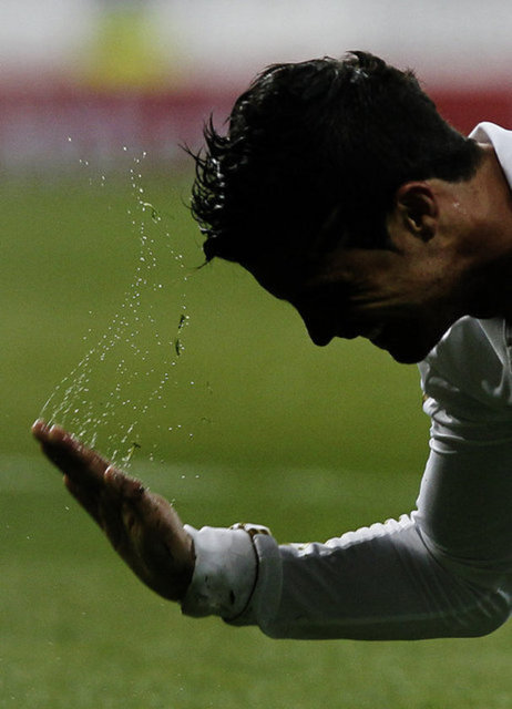 Filistin'e ve ordaki okullara ve Afrika'daki aç insanlara yardım etmiştir.