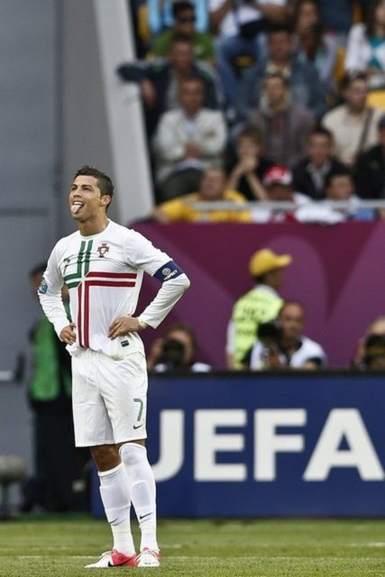 Hep uzun kollu forma tercih ediyor. Kendisini şu ana kadar kısa kollu forma ile gören yok. Portekiz Milli Takımı'nda kaleci Rui Patricio dışında uzun kollu forma giyen tek futbolcu da Ronaldo.