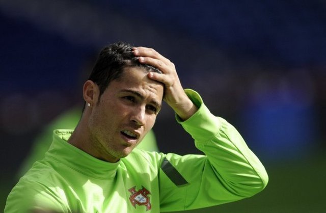 C.Ronaldo yetenekli ama yetenekliyim deyip yan gelip yatmıyor. Sürekli çalışıyor, daha iyi olmaya çalışıyor... Yaptığı çalışmaların karşılığını da tüm ödülleri toplayarak alıyor.