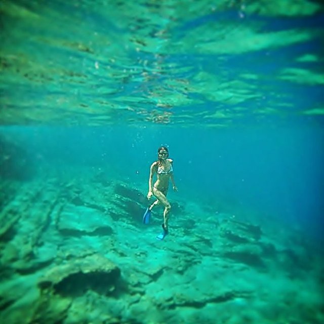 Denizin altında - arkadaşının sualtı fotoğraf - makinesine poz - veren Özpirinçci, Rahibe - Teresa'nın, "Okyanusta - bir damla neyse - biz de oyuz. Ama o - damla olmasa okyanus - eksik kalırdı" sözünü - de fotoğrafın altına - yorum olarak yazdı.