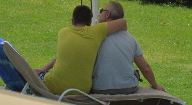 Ünlü çift oğullarıyla beraber Yalıkavak'ta bir otelin bahçesinde görüntülendi.