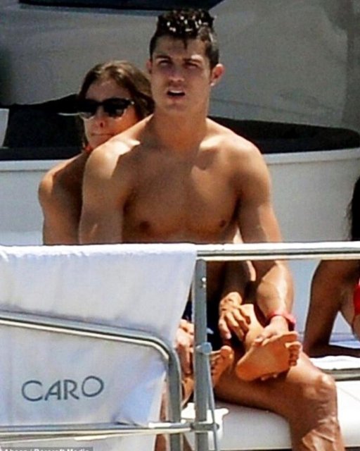 İkili, denizde romantik anlar yaşarken objektiflere takıldı.