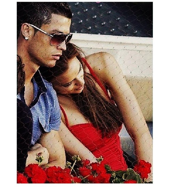 Cristiano Ronaldo ve Irina Shayk Mikanos'taReal Madrid'in ve Portekiz Milli Takımı'nın yıldız oyuncusu Cristiano Ronaldo, Dünya Kupası'nın stresini atmak için sevgilisi Irina Shayk ile tatile gitti.