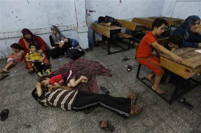 Çoluk çocuk evlerini, yaşadıkları mahalleleri terk etmek zorunda kalan siviller yaşam mücadelesi veriyor.