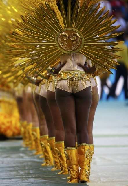 Shakira ve Brezilyalı müzisyen Carlinhos Brown, Almanya ile Arjantin arasında oynanacak final maçı öncesinde sahneye çıkarak "La la la" isimli şarkıyı seslendirdi.