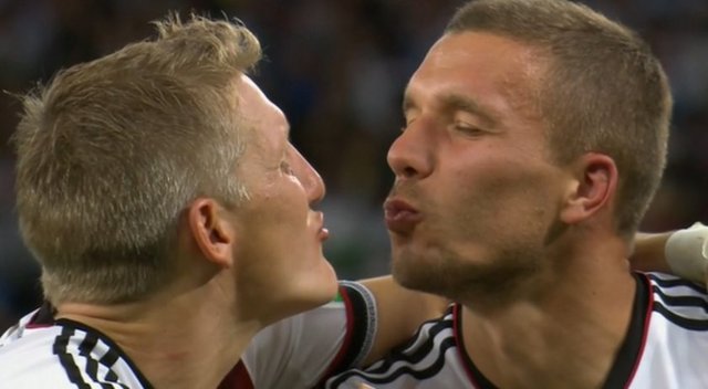 Kupa törenine Schweinsteiger ile Podolski'nin sevinci damga vurdu