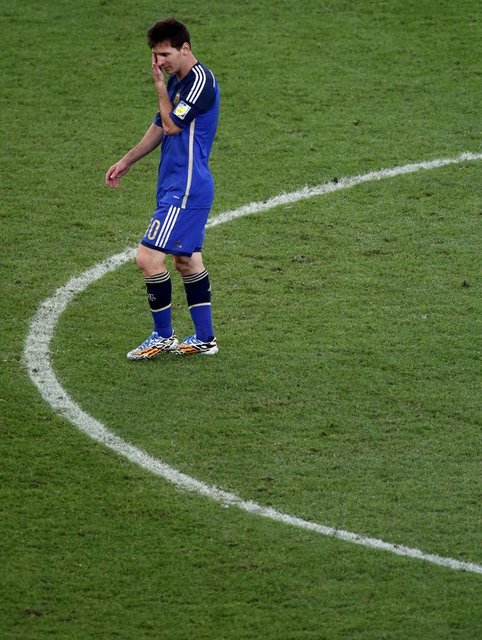 -  - O turnuvada şov yaparak Tangocular'ı neredeyse tek başına şampiyon yapan Maradona; Messi'nin dünyanın gelmiş geçmiş en iyi futbolcu olarak gösterilmesini de elinde volmadan engellemiş oldu...