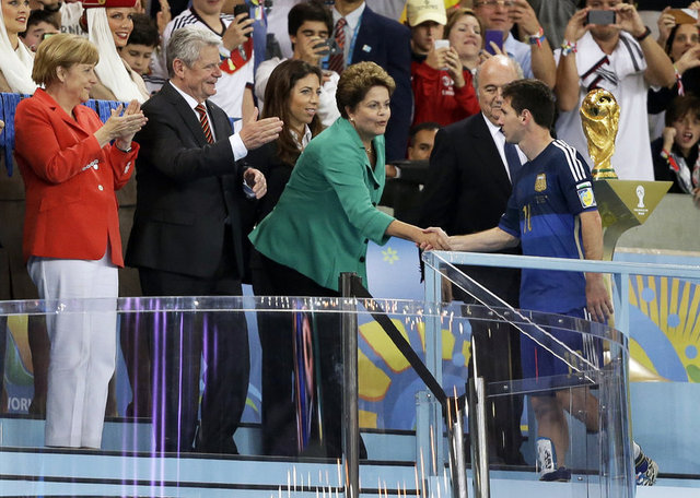 - Fakat 'Alman Tankı', çeyrek finalde 0-0'lık beraberliğin ardından tıpkı dün gece olduğu gibi penaltılarla Arjantin'i elemişti. -