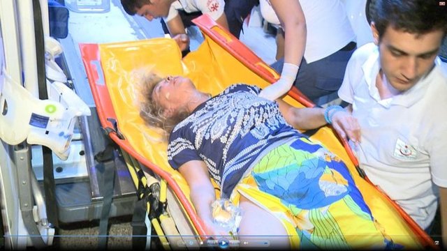 CİNNET getiren Tuğba'yı gazeteciler ve vatandaşlar hayretler içinde izlerken kaza mahalline jandarma geldi.