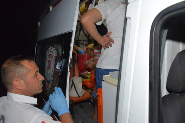 Tuğba'nın otomobiline bir araç arkadan hafifçe çarptı.