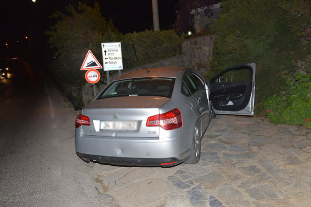 Tuğba sakinleştirilemeyince sağlık görevlileri ünlü oyuncuyu sedyeyle ambulansa aldı.