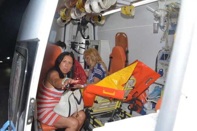 Kaza sonrası otomobiline çarpan sürücüye avaz avaz bağıran Ahu Tuğba, gazeteciler olay yerine geldiğinde kendini yerlere atmaya başladı.