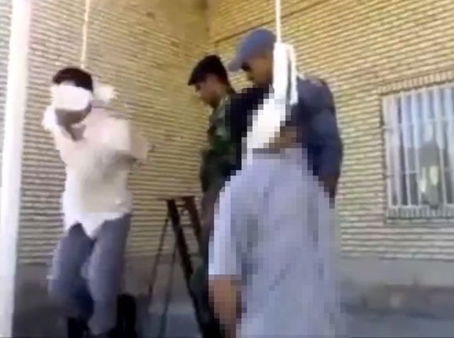 Bir süre sonra bölgede bulunan görevlilerden biri mahkumun altındaki idam sehpasını devirdi ve mahkum boğazından ipe asılmış şekilde can çekişmeye başladı.