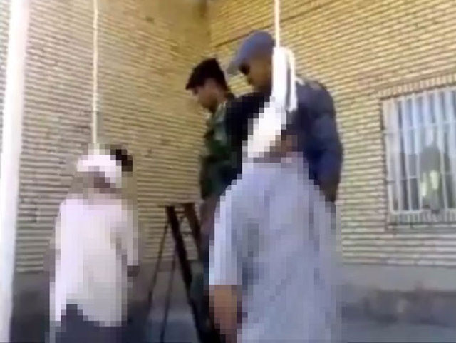 Mahkumun ipte can çekiştiğini gören kalabalık çığlıklar atarken maktulun ailesinin tereddüt içinde olduğu görüldü.