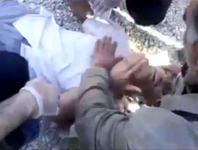 İdam edilmekten kurtulan mahkum gözyaşlarına boğuldu.