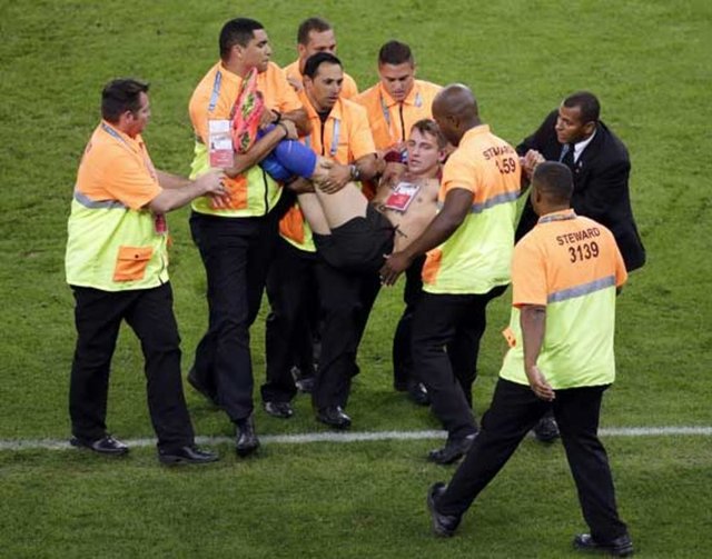 Taraftarın sahaya girmesinin ardından sosyal medyada kısa sürede paylaşılan bir mesaj milyonlara ulaştı.