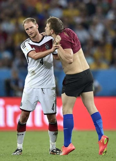 Oyuncular sahaya giren taraftarı şaşkınlıkla izlerken güvenlik görevlilerinin taraftarı sert bir şekilde yaka paça dışarı çıkarması dikkatlerden kaçmadı.