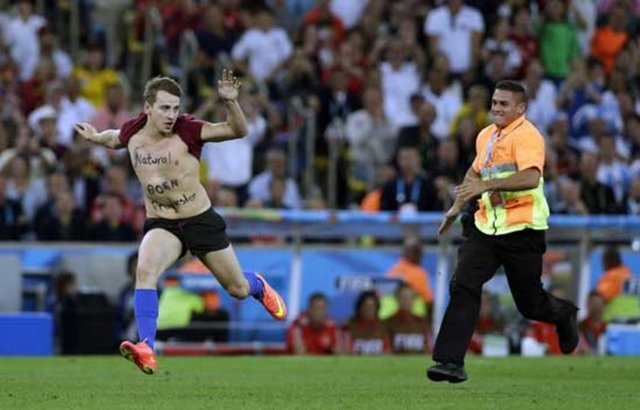 İtalyan hakem Rizzoli, taraftarın çıkmasıyla maçı devam ettirdi.