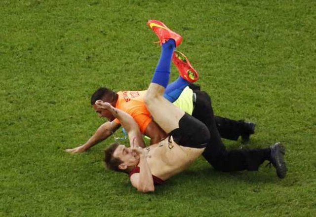 Bu çılgın taraftar, Twitter hesabından sahaya gireceğinin haberini 1 gün öncesinden vermişti.