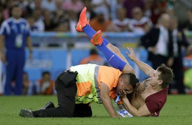 Taraftarın vücudunun ön kısmına "doğuştan şakacı" yazdığı görüldü.