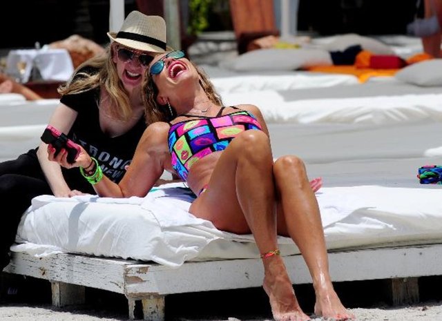 Dünya Kupası topuyla şut çekme çabaları oldukça sempatik görünen Lee'nin seksi bikinisi de dikkatlerden kaçmadı -