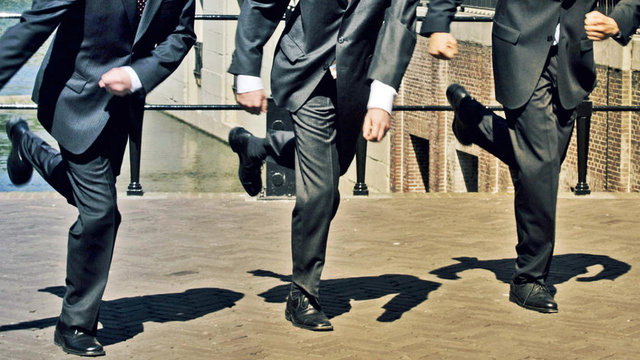 Düzenli video yüklemeye dikkat edin. Youtube uzun süreli verim alabileceği kullanıcılarla çalışmayı tercih ediyor.  -  -  -