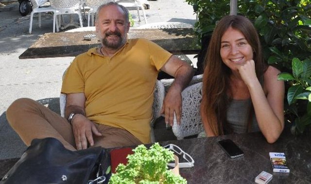 Ünlü oyuncu Ege Aydan, Bebek'te bir kafede genç bir kadınla görüntülendi.