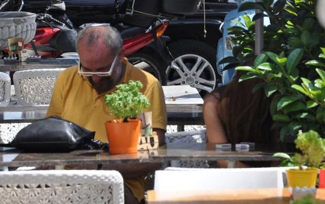 Önce yüzlerini gizleyen ikili, daha sonra gülümseyerek poz verdi.